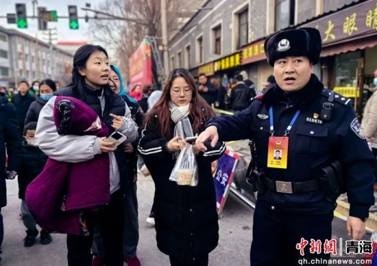 图为湟中警方在塔尔寺酥油花展期间执勤现场。湟中宣供图