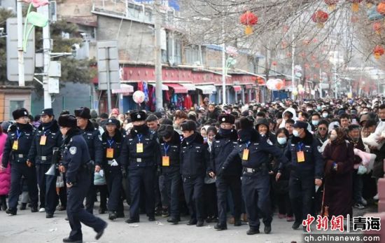 图为湟中警方在塔尔寺酥油花展期间执勤现场。湟中宣供图