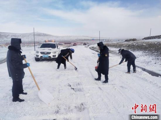 图为清雪保通现场。青海省交通运输厅供图