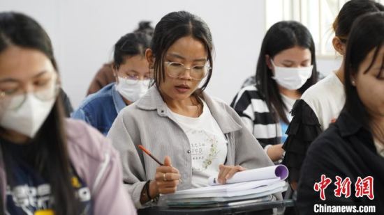 当地时间3月2日，柬埔寨王家研究院孔子学院内，学习中文的柬埔寨学生。　祁妙 摄