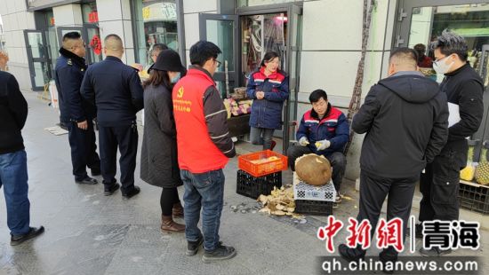 图为检查组在商铺检查。海晏县委宣传部供图