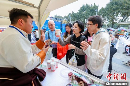 图为广州市民体验果洛特产。 果洛州文体旅游广电局 供图