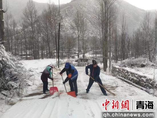 图为义警正在进行帮助当地民众除雪。 乐都公安供图