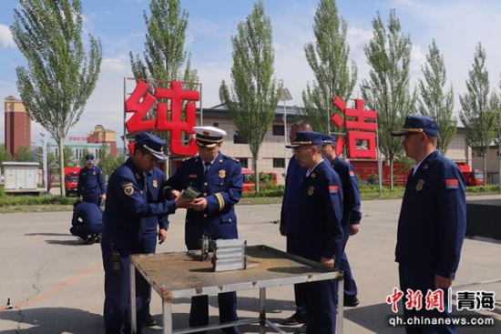 资料图为青海省消防救援总队主官带队观摩新能源电池穿刺试验。 　杨龙建摄