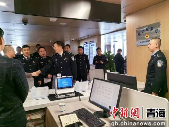 图为揭牌仪式结束后，与会人员参观警企服务站窗口。 董永霞摄