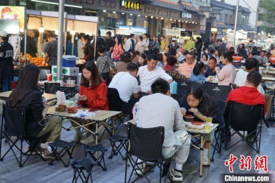 图为游客在西宁市城中区饮马街夜市就餐。马铭言摄