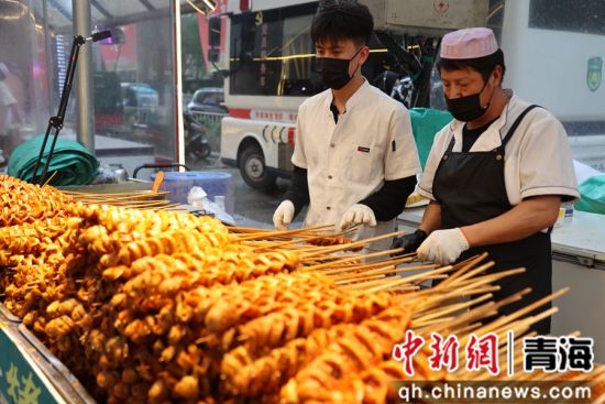 图为现在展示的美食。张添福摄