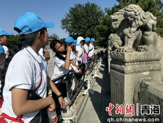 图为研学营队员正在参观卢沟桥。潘雨洁 摄