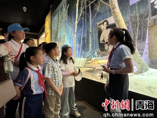 图为研学营队员在中国人民抗日战争纪念馆内参观学习。潘雨洁 摄