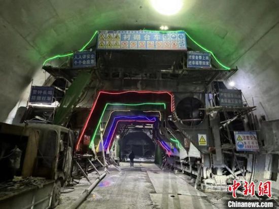 图为青海加西公路在建特长隧道现场。潘雨洁摄