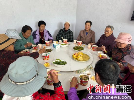  图为村里老人在幸福食堂吃午饭。 孙睿 摄