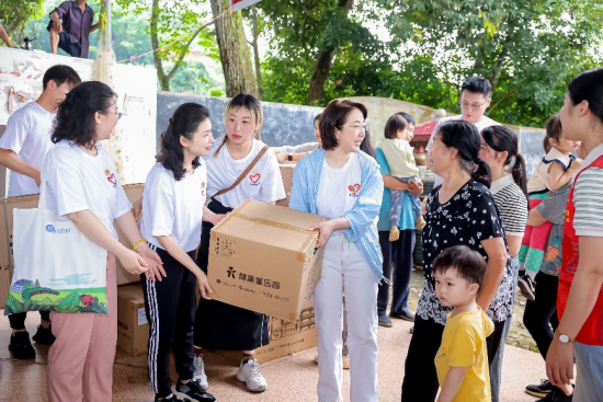 安利中国人力资源副总裁徐萤带领员工参与“健康童乐园”物资运送