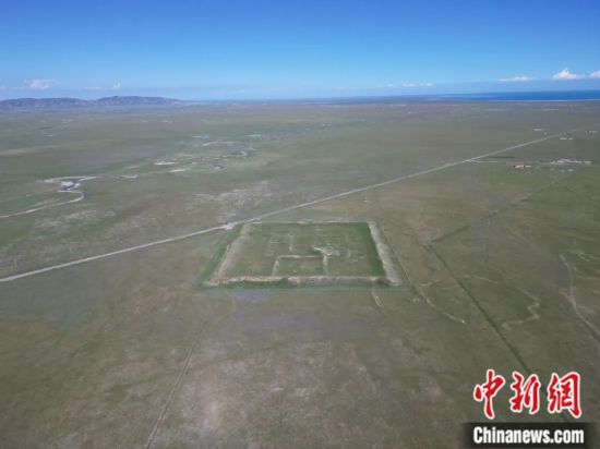 青海湖畔伏俟城遗址远景。伏俟城是吐谷浑王城。蔡林海 摄