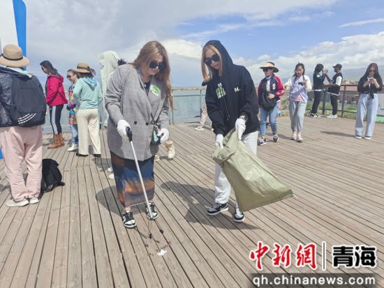 图为青海民族大学国际教育学院留学生在二郎剑景区清理垃圾杂物。 青海民族大学国际教育学院 供图