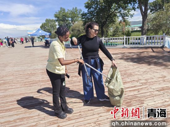 图为青海民族大学国际教育学院留学生在二郎剑景区清理垃圾杂物。 青海民族大学国际教育学院 供图