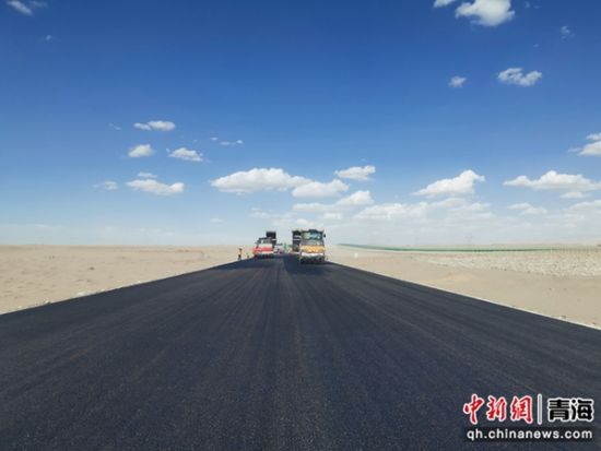 图为国道109宗格公路项目沥青路面铺筑现场。 刘益航摄