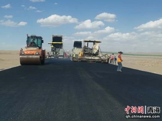 图为国道109宗格公路项目沥青路面铺筑现场。 刘益航摄