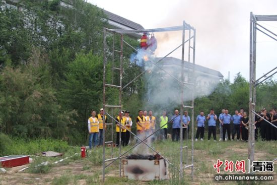 图为参演职工利用超细干粉气体自动灭火装置进行灭火。 王晓敏摄