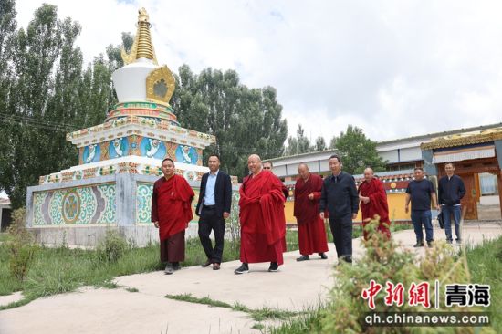 图为青海省海南州统战干部与僧人交流。张添福摄