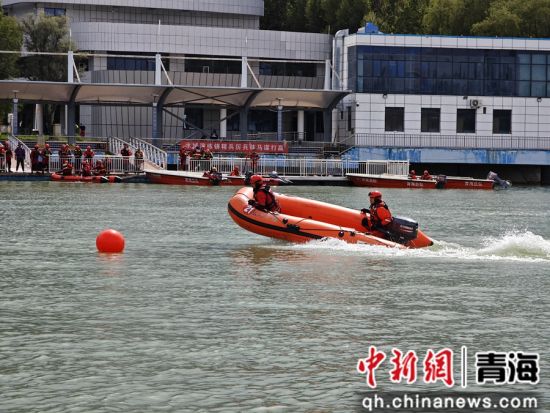 图为培训班学员在河流开放水域进行救援学习。 青海消防供图