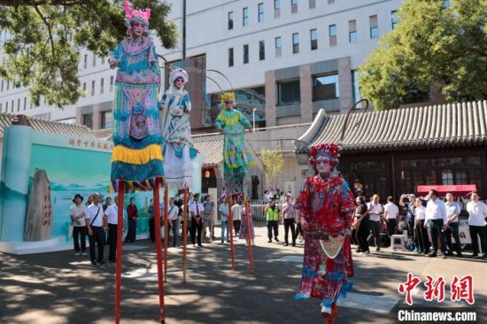 图为开展仪式上表演的青海社火高跷。薛蒂摄