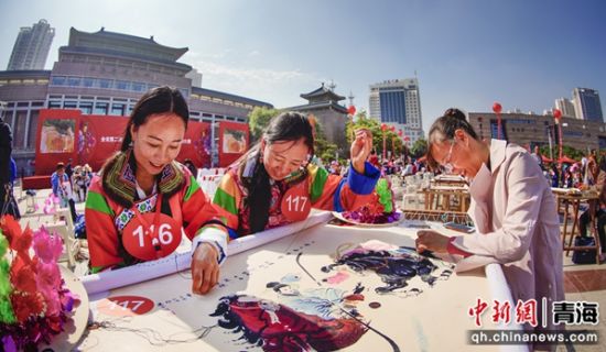 资料图为民族团结青绣赛现场。市民委供图