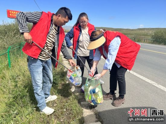  图为开展环境卫生整治志愿服务行动。兴海县委宣传部供图