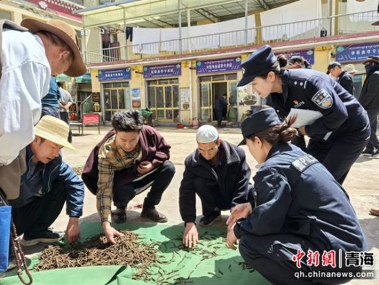 图为民警深入市场了解情况。兴海县委宣传部供图