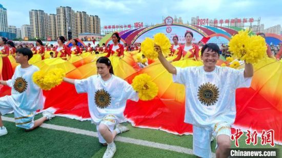 图为土乡民众载歌载舞庆祝互助县成立70周年。李隽 摄