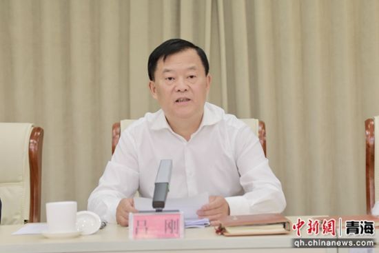 图为青海省人大常委会副主任、海南州委书记吕刚讲话。海南州政府办公室供图