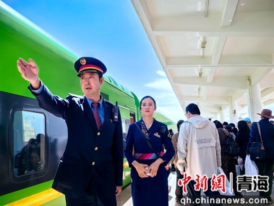 图为日喀则站客运员组织旅客上车。祁生龙 摄