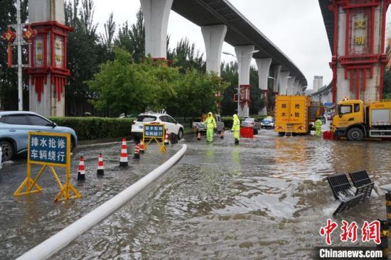 9月4日，受降雨影响，西宁市部分地区内积水严重。　马铭言 摄