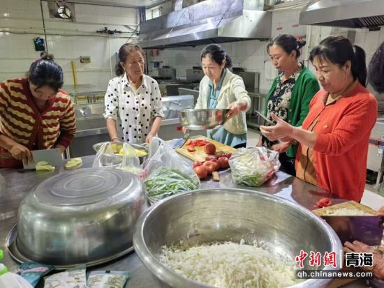 图为烹饪饭菜。乐都区委宣传部 供图