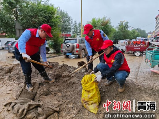 图为海西烟草工作人员铲除清理出的淤泥。祁继军摄