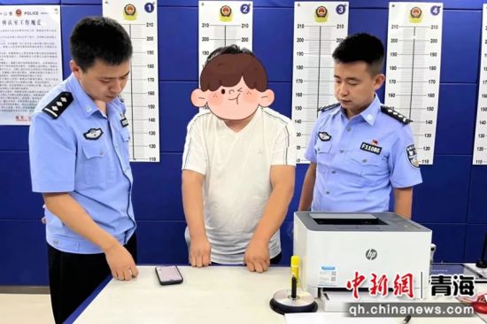 图为警方对犯罪嫌疑人王某开展调查。西宁城东警方供图