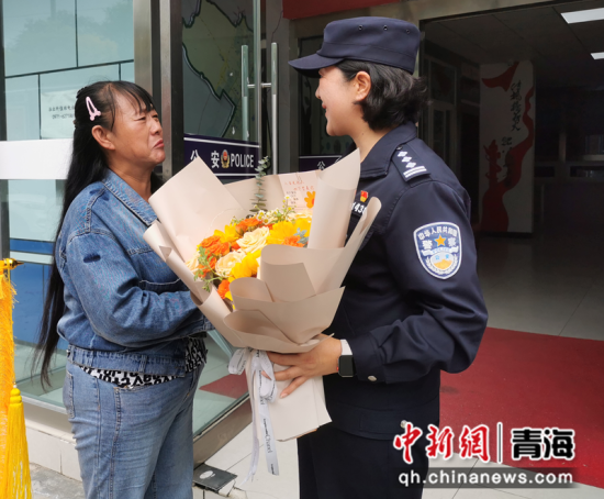 图为陈某为民警送去鲜花表示感谢。城中公安供图