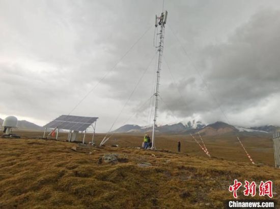 图为5g卫星基站建设现场。 果洛移动 供图