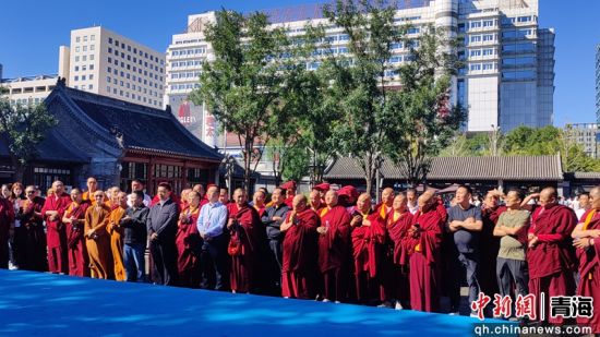 图为佛教界代表人士观摩学习现场。李庆摄