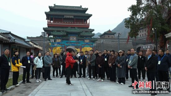 图为学员们参观考察北京市铸牢中华民族共同体意识教育实践基地——居庸关长城博物馆。胡桂莲 摄