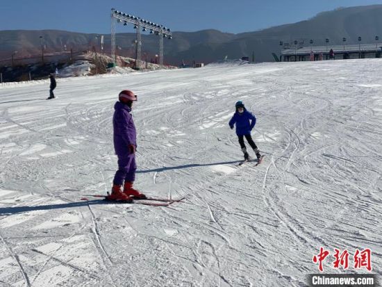 资料图为游客在西宁市内的滑雪场滑雪。李江宁 摄