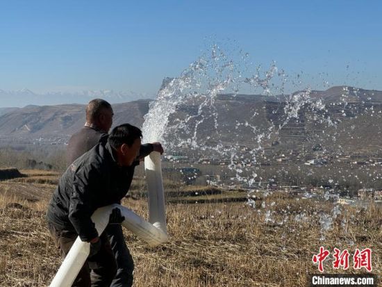 图为山地灌溉。谈林明 供图