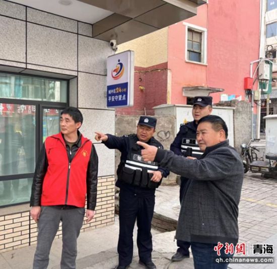 图为巡逻民警为游客指路。赵太鑫供图