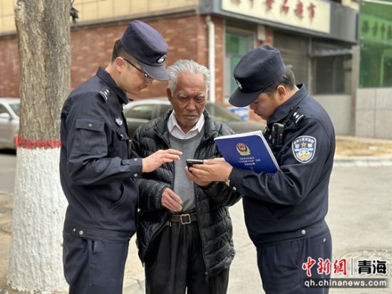 图为民警帮助老人解决困难。赵太鑫供图