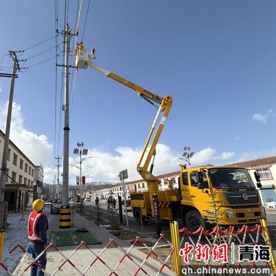 图为久治县带电作业现场，国网果洛供电公司带电作业班开展带电接火工作。张启鹏摄