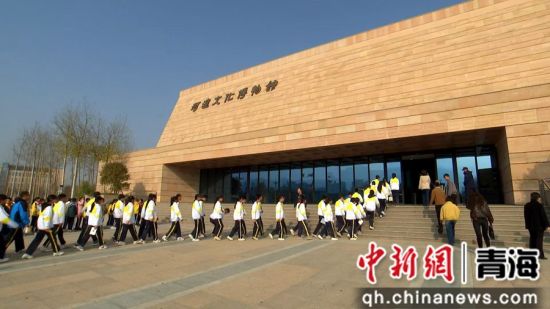 图为乐都学生在外参访。乐都区委宣传部 供图