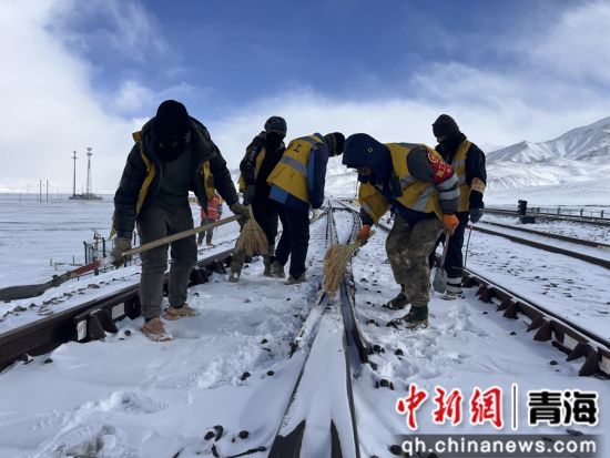 图为格尔木工务段工作人员进行积雪清扫工作。曹智义 摄