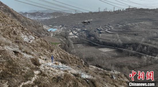 图为国网西宁供电公司工作人员在35千伏前营变电站增容扩建现场使用无人机运输塔材。刘玉斌 摄