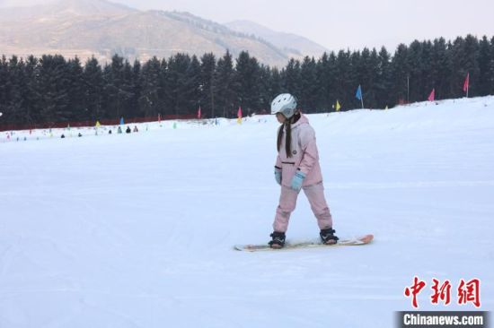 图为民众练习滑雪。张添福 摄